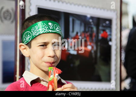 Istanbul, Turquie. 6 novembre, 2012. Les partisans de la flotte de la liberté pour Gaza rassemblement en face du palais de Caglayan. Garçon avec bandana vert un verre pendant la démonstration. De nombreux enfants étaient constitués comme les grandes personnes, avec foulard palestinien et bandanas noir ou vert et ont été criant des slogans avec les masses. Credit : Johann Brandstatter / Alamy Live News Banque D'Images