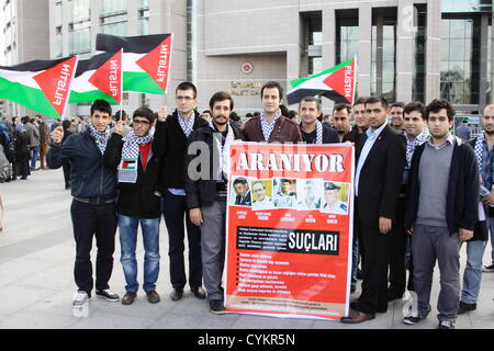 Istanbul, Turquie. 6 novembre, 2012. Les partisans de la flotte de la liberté pour Gaza rassemblement en face du palais de Caglayan. Groupe d'activistes de l'IHH-brandissant une pancarte avec cinq officiers généraux israéliens, qui aurait été responsable de l'arraisonnement du navire Mavi Marmara en 2010. Le Mavi Marmara transportait des fournitures de secours pour Gaza et a été arraisonné par un commando israélien. Credit : Johann Brandstatter / Alamy Live News Banque D'Images