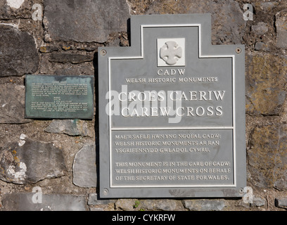 Plaque d'information sur le site de la Croix, Château de Carew Carew, Carew, Pembrokeshire, Pays de Galles du Sud. Banque D'Images