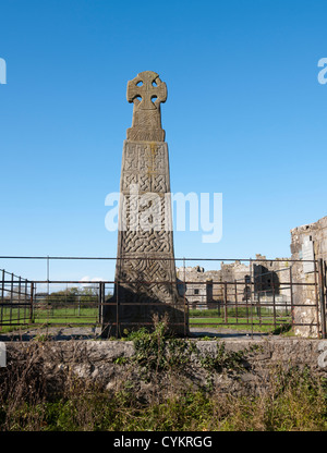 Carew Cross, située à l'extérieur du Château de Carew, Pembrokeshire, Pays de Galles, de l'ouest du pays de Galles. Banque D'Images