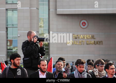 Istanbul, Turquie. 6 novembre, 2012. Les partisans de la flotte de la liberté pour Gaza rassemblement en face du palais de justice d'Istanbul. Photographe de presse travaillant dans le milieu de la grande foule qui se sont rassemblés devant le palais de justice d'Istanbul le premier jour du procès du Mavi Marmara. L'accusé a quatre généraux israéliens, qui seraient responsables de l'issue tragique avec 9 morts. Credit : Johann Brandstatter / Alamy Live News Banque D'Images