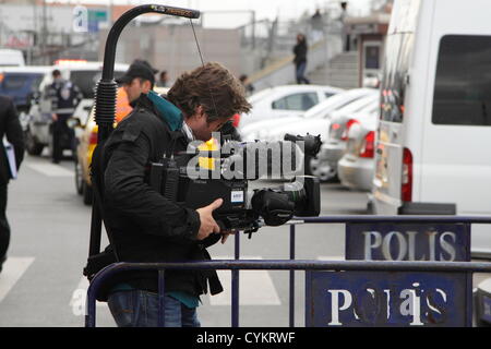 Istanbul, Turquie. 6 novembre, 2012. Un caméraman de la Erstes Deutsches Fernsehen (première chaine de télévision) de filmer pendant le rassemblement de plusieurs milliers d'en face de la palais d'Istanbul sur la première journée de l'essai du Mavi Marmara. Le procès principal voit des officiers israéliens accusés d'homicide involontaire coupable et d'autres infractions commises au cours de l'arraisonnement du navire par les Israéliens. Credit : Johann Brandstatter / Alamy Live News Banque D'Images