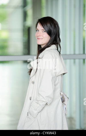 Trench-coat Smiling woman wearing Banque D'Images