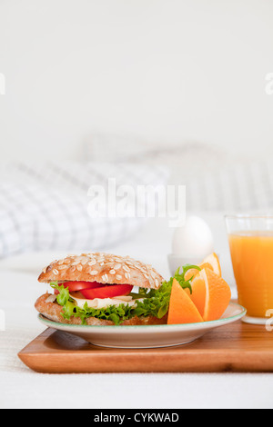 Le bac de nourriture du petit déjeuner on bed Banque D'Images