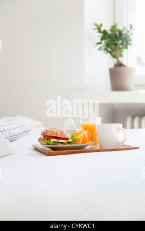 Le bac de nourriture du petit déjeuner on bed Banque D'Images