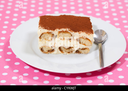 Assiette de gâteau tiramisu Banque D'Images