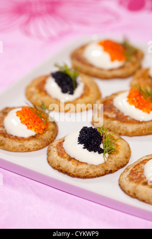 Assiette de blinis avec du fromage et du caviar Banque D'Images