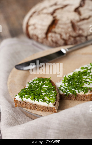 Tranches de pain au levain avec du beurre Banque D'Images