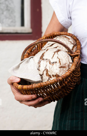 Man holding basket de pain au levain Banque D'Images