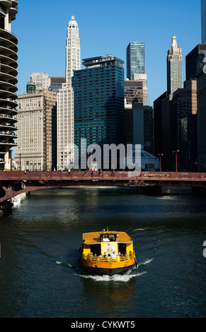 Taxi de l'eau sur le fleuve de Chicago avec des toits de la ville. Banque D'Images