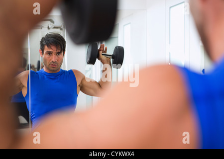 Man lifting weights in gym Banque D'Images