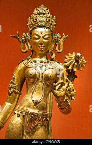 Tara, le 14e siècle Sauveur bouddhiste de la Vallée de Kathmandu au Népal népalais en alliage de cuivre pierres peinture or 42 cm Banque D'Images