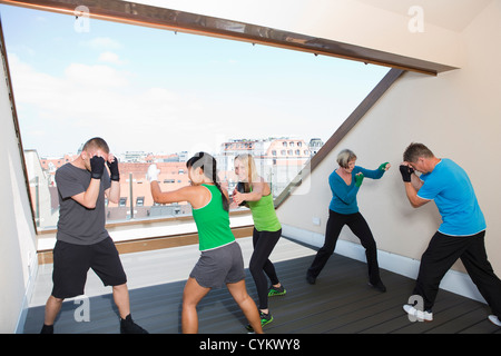 Les formateurs qui travaillent avec les boxeurs in gym Banque D'Images