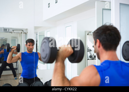 Man lifting weights in gym Banque D'Images