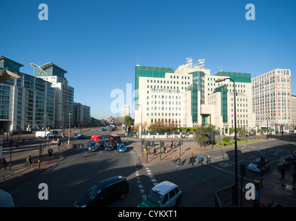 Vauxhall Cross Road junction dans le centre de Londres avec l'emblématique MI6 bâtiment sur la droite Banque D'Images