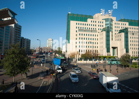 Vauxhall Cross Road junction dans le centre de Londres avec l'emblématique MI6 bâtiment sur la droite Banque D'Images