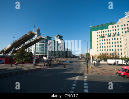 Vauxhall Cross Road junction à Londres avec le MI6 emblématique bâtiment sur Albert Embankment, droite, gauche Tours Vauxhall Banque D'Images