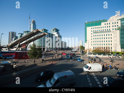 Vauxhall Cross Road junction à Londres avec le MI6 emblématique bâtiment sur Albert Embankment, droite, gauche Tours Vauxhall Banque D'Images