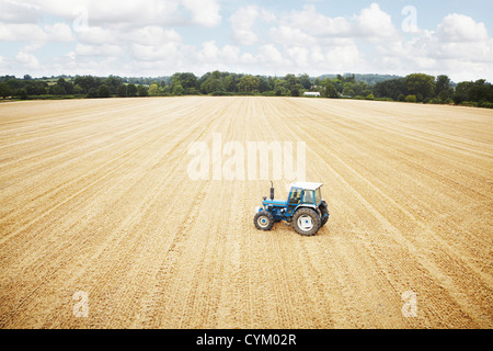 Les tracteurs garés dans le champ des cultures labourées Banque D'Images