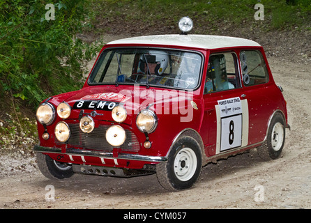 1963 Morris Mini Cooper S avec pilote James Martin au Goodwood Festival of Speed 2012, Sussex, England, UK. Banque D'Images