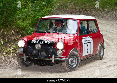 1964 Morris Mini Cooper S avec chauffeur Rauno Aaltonen au Goodwood Festival of Speed 2012, Sussex, England, UK. Banque D'Images