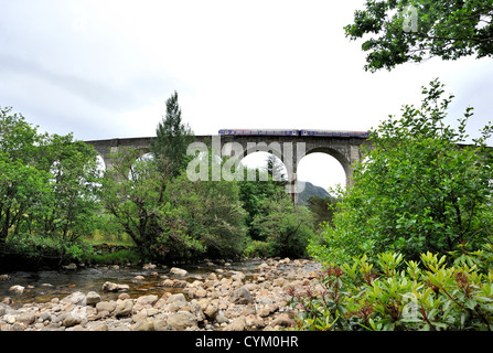 Un train de banlieue traverse le viaduc de Glenfinnan dans les Highlands écossais Banque D'Images