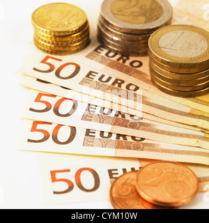 50 billets et des piles de pièces en euro Banque D'Images