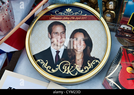 Une boîte à gâteau souvenir de mariage royal montrant le prince William et Kate Middleton, lors d'une fête de rue pour célébrer leur mariage le 29 avril 2011 (Royaume-Uni) Banque D'Images