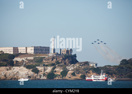 6 jets blue angels air show acrobatique effectuer un volant bas sur l'île d'Alcatraz et la baie de San Francisco pendant la semaine de la flotte Banque D'Images