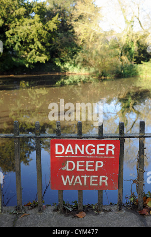 Signe de l'eau profond Danger par Stanmer Park pond à Brighton, Sussex, UK Banque D'Images