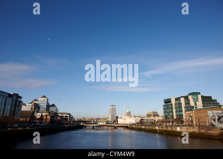 Vue sur la rivière Liffey dublin Custom House Quay et skyline république d'Irlande Banque D'Images