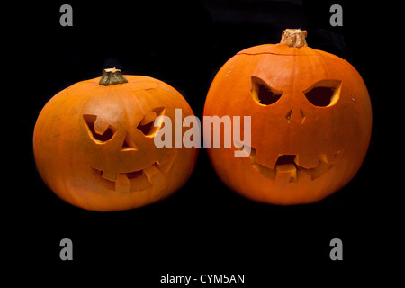 La lanterne citrouille sculptée Halloween isolé sur un fond noir studio. Banque D'Images