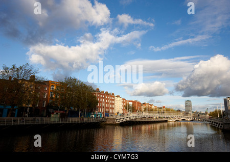 Vue sur la rivière Liffey et hapenny bridge Dublin République d'Irlande Banque D'Images