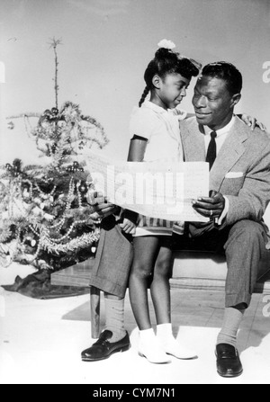 NATALIE COLE (1950-2015) Le chanteur avec son père Nat King Cole en 1960 environ Banque D'Images