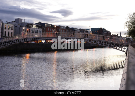 Vue sur le pont de la rivière Liffey hapenny soirée Dublin République d'Irlande Banque D'Images