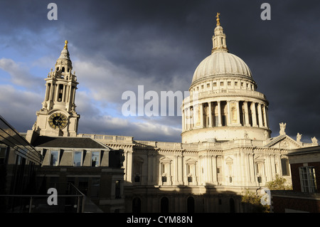 La Cathédrale St Paul contre un ciel atmosphérique,Ville de London.UK Banque D'Images