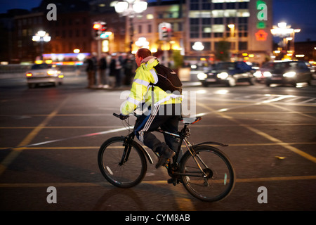 Homme portant un gilet haute visibilité vélo le centre-ville de Dublin République d'Irlande Banque D'Images