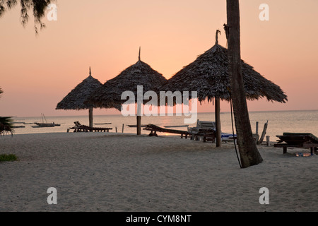 Coucher du soleil à Nungwi dans il l'Inde Océan à la pointe Nord de Zanzibar Tanzanie;;l'Afrique de l'Afrique; ; Banque D'Images