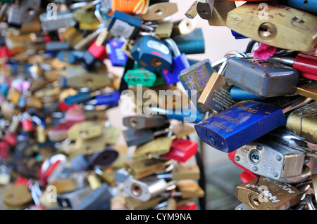 Prague, République tchèque. Mala Strana. 'Amour' (cadenas serrures amour / tiens verrous) sur les garde-corps sur la rivière Certovka Banque D'Images