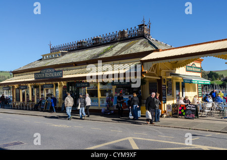 Le restaurant de la station sur le remblai à Dartmouth dans le sud du Devon Banque D'Images