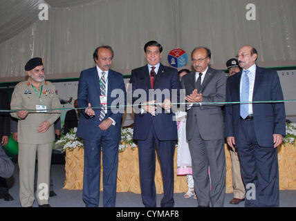 Premier Ministre, Raja Pervez Ashraf coupe le ruban au septième salon international de la Défense inaugure International et séminaire (idées) lors de cérémonie d'inauguration à Karachi Expo Centre le mercredi, Novembre 07, 2012. Gouverneur par intérim du Sindh, Nisar Ahmed Khoro et du Sindh, Ministre en chef, Syed Qaim Ali Shah également vu en photo. Banque D'Images