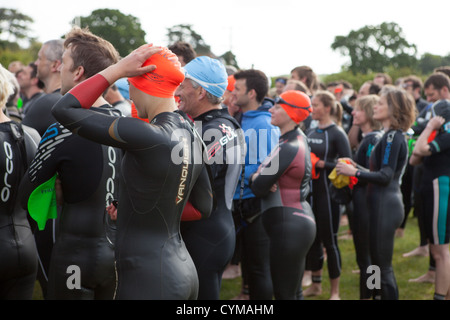 En prenant part à l'Whitlingham 2012 Triathlon - Norwich, Norfolk, UK Banque D'Images
