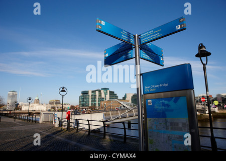 Des panneaux de direction tourisme city quay Dublin République d'Irlande Banque D'Images