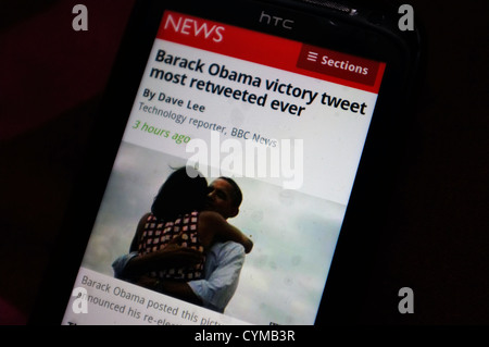 Un smartphone écran montrant la nouvelle de la victoire de Barack Obama tweet après son succès dans l'élection présidentielle américaine de 2012. Banque D'Images