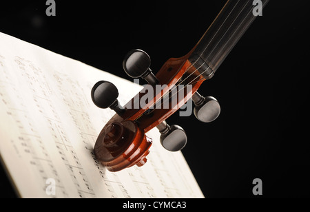 Shot élégant d'un violon sur une feuille de musique Banque D'Images