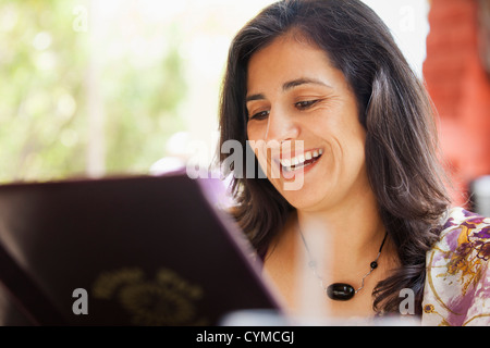 Hispanic woman looking at restaurant Banque D'Images