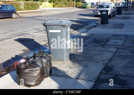 L'utilisation des sacs en plastique à côté de gauche représentant une poubelle collecte Dublin République d'Irlande Banque D'Images