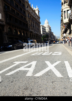 Panneaux de circulation Taxi et Bus , low angle view of street avec peintes délimitant lanes Banque D'Images