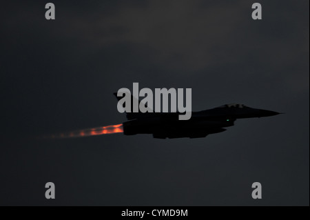 Un F-16 Fighting Falcon lance au cours d'un combat sortie pour l'exercice de l'état de préparation opérationnelle Beverly Bulldog 13-01 à partir de la Base Aérienne Osan, République de Corée, le 6 novembre 2012. Le test d'exercice Osan aviateurs de capacités pendant un état de préparation plus élevé tout en p Banque D'Images