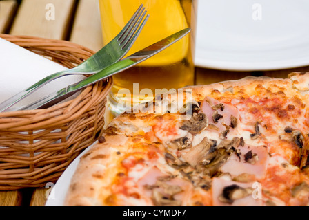 Permettez-nous de commencer manger une pizza Banque D'Images